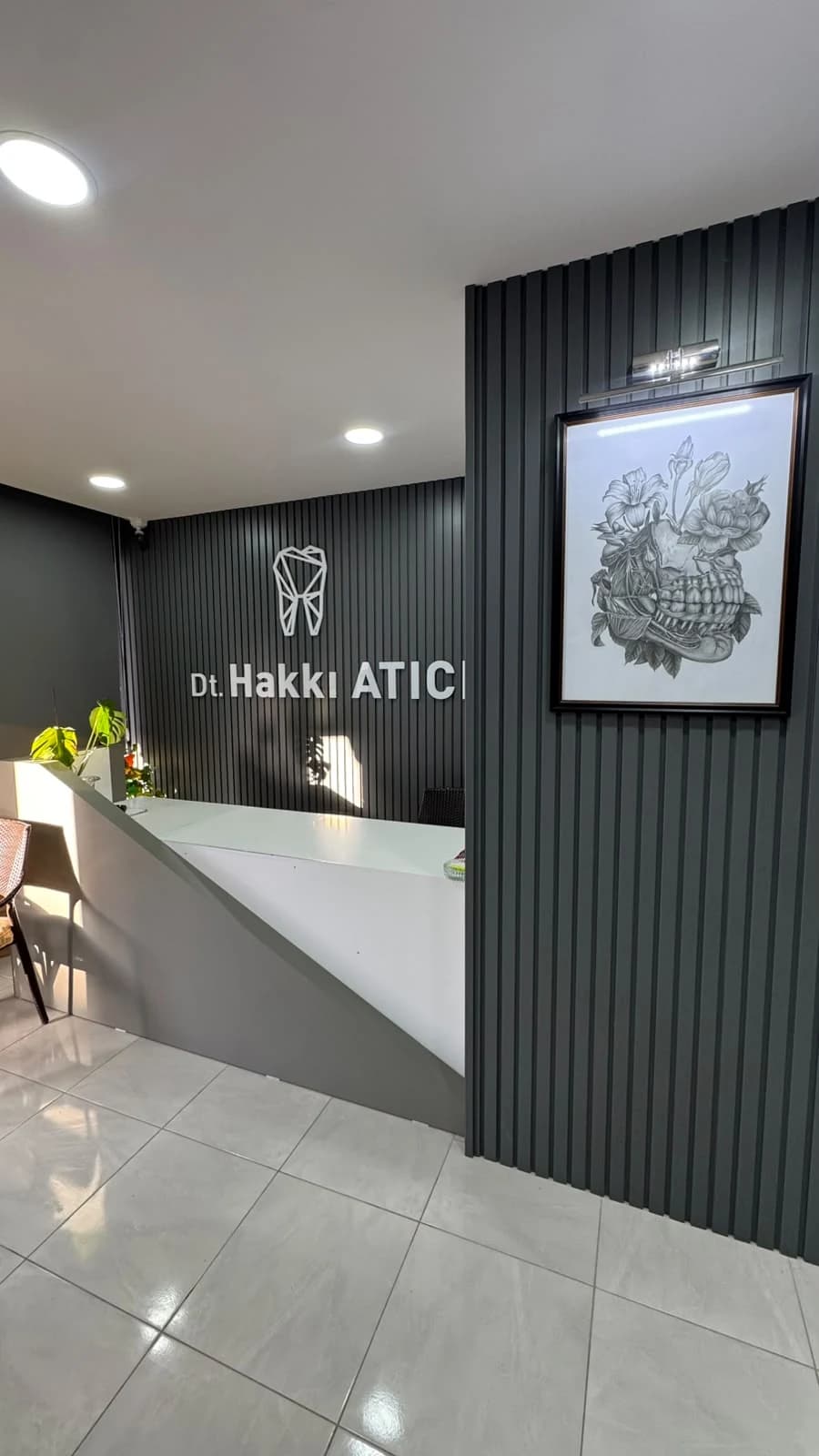Dt. Hakkı Atıcı kliniği giriş ve karşılama bankosu
